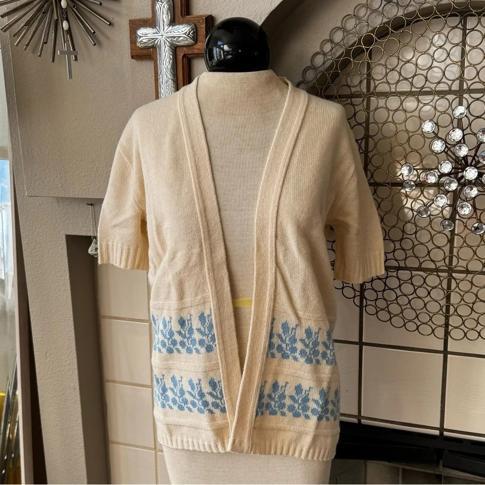 The sweetest vintage pale blue & cream handmade knit cardigan short sleeve open